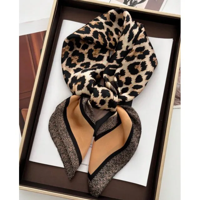 Prelepa elegantna rutka z leopardjim potiskom